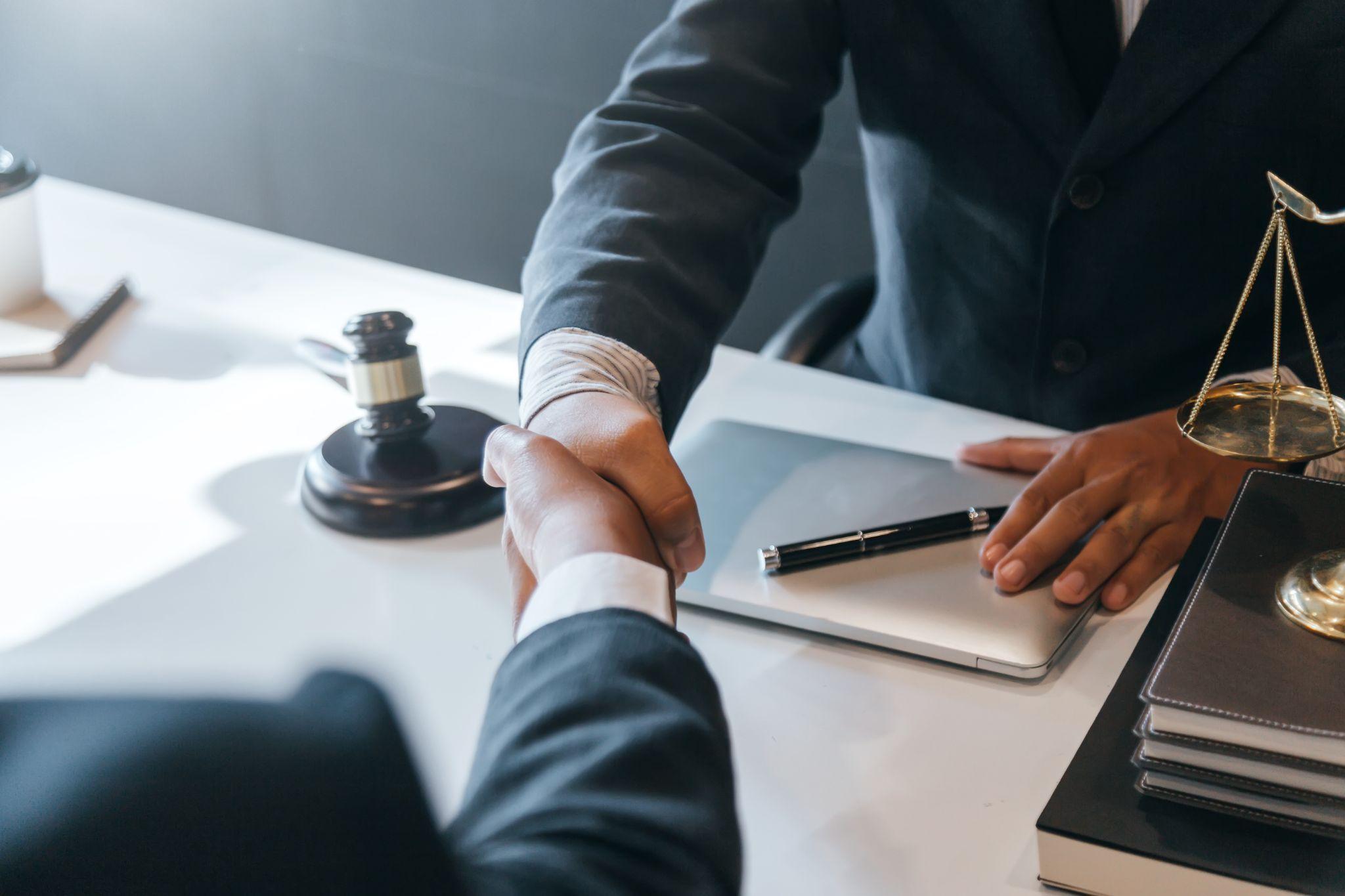 保険会社から紹介された弁護士で大丈夫？交通事故で後悔しないための注意点